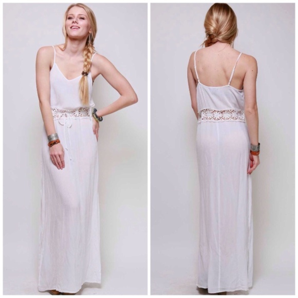 ⭐️HUGE DISCOUNT!⭐️ white maxi w/cutout